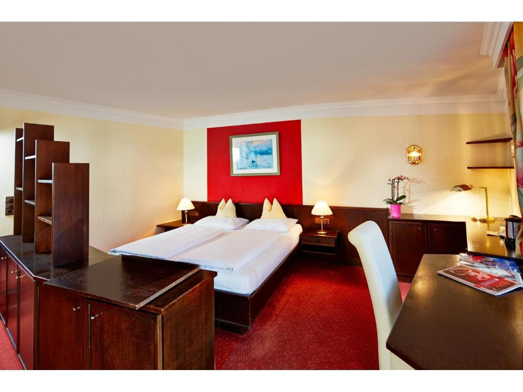 Superior Double Room with Balcony and Air Conditioning