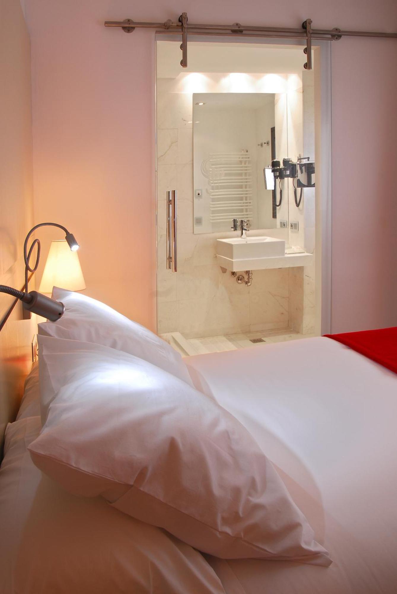 Small Double Room,683332593:JPEG