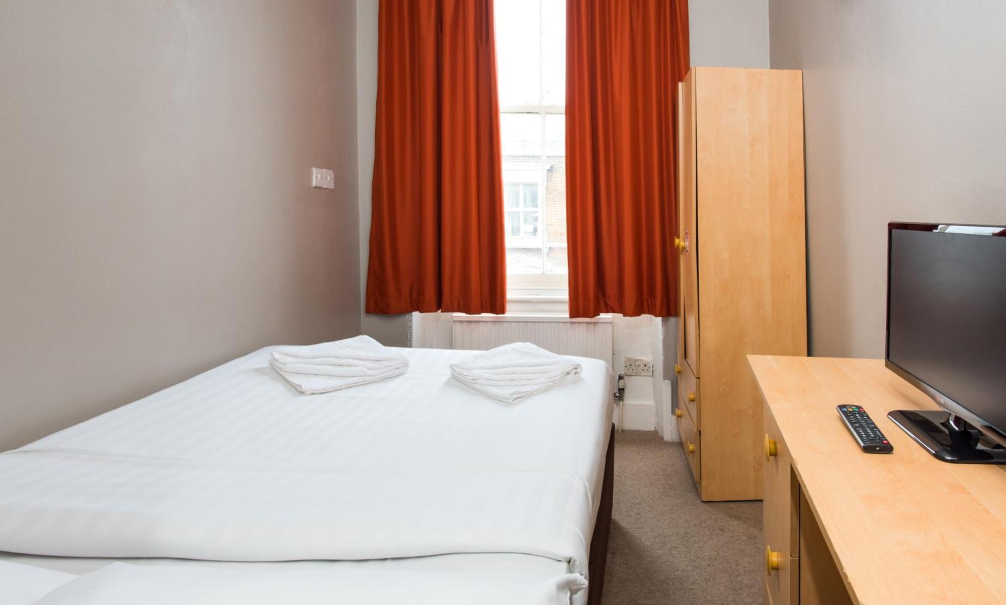 Double Room with Shared Shower and Toilet,683994096:JPEG