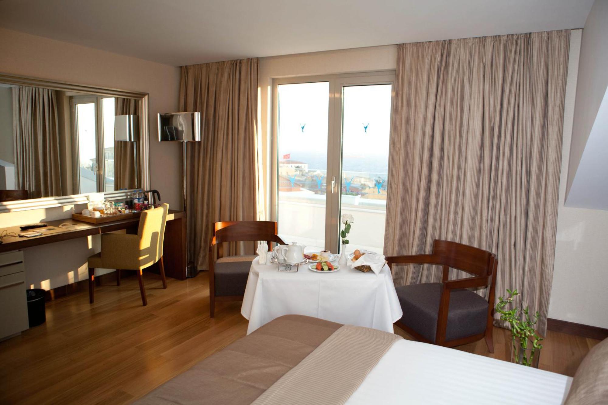 Double Room with Balcony and Sea View,339336568:JPEG
