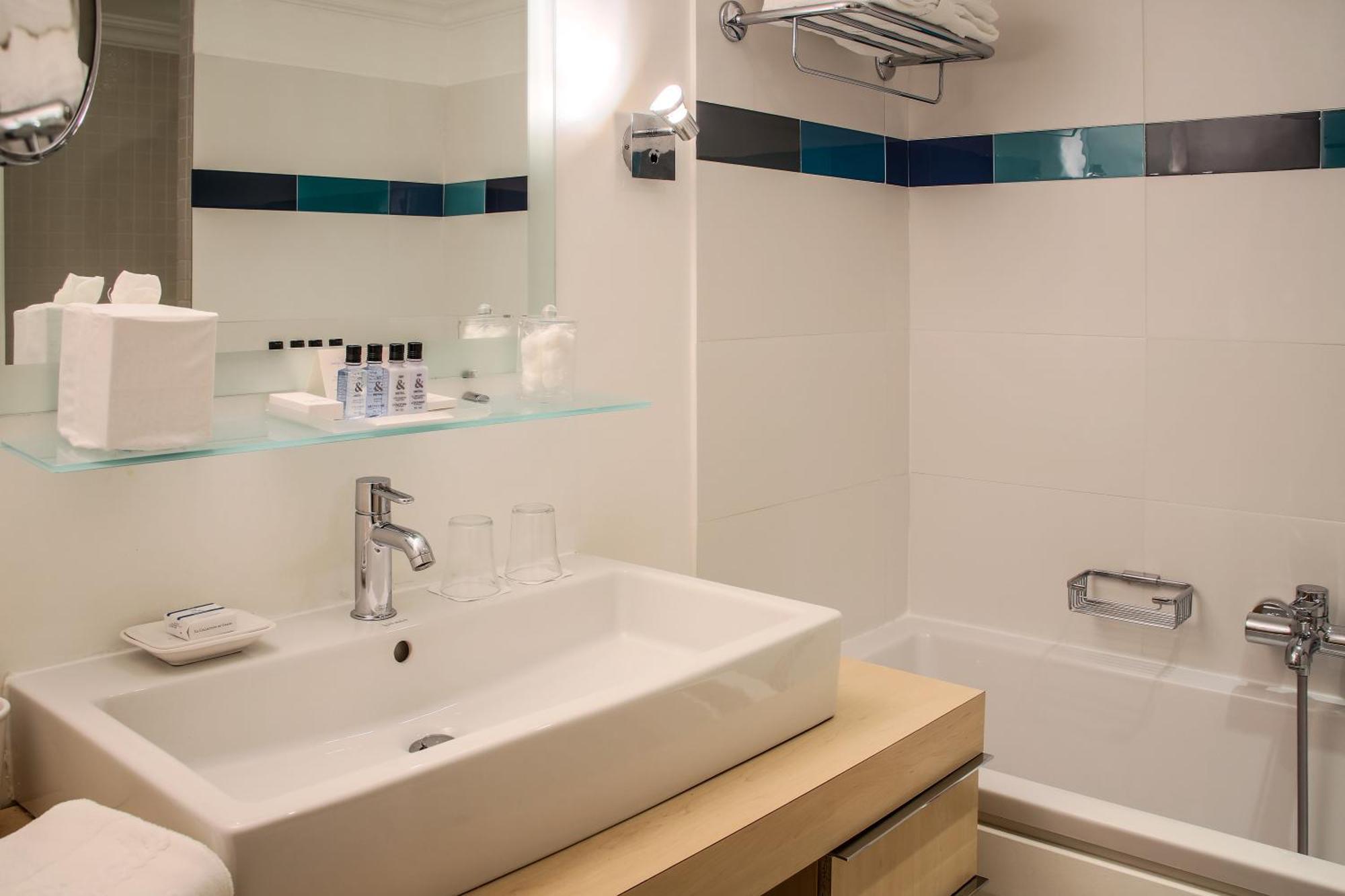 Deluxe room with sea view, free access to the spa and private beach