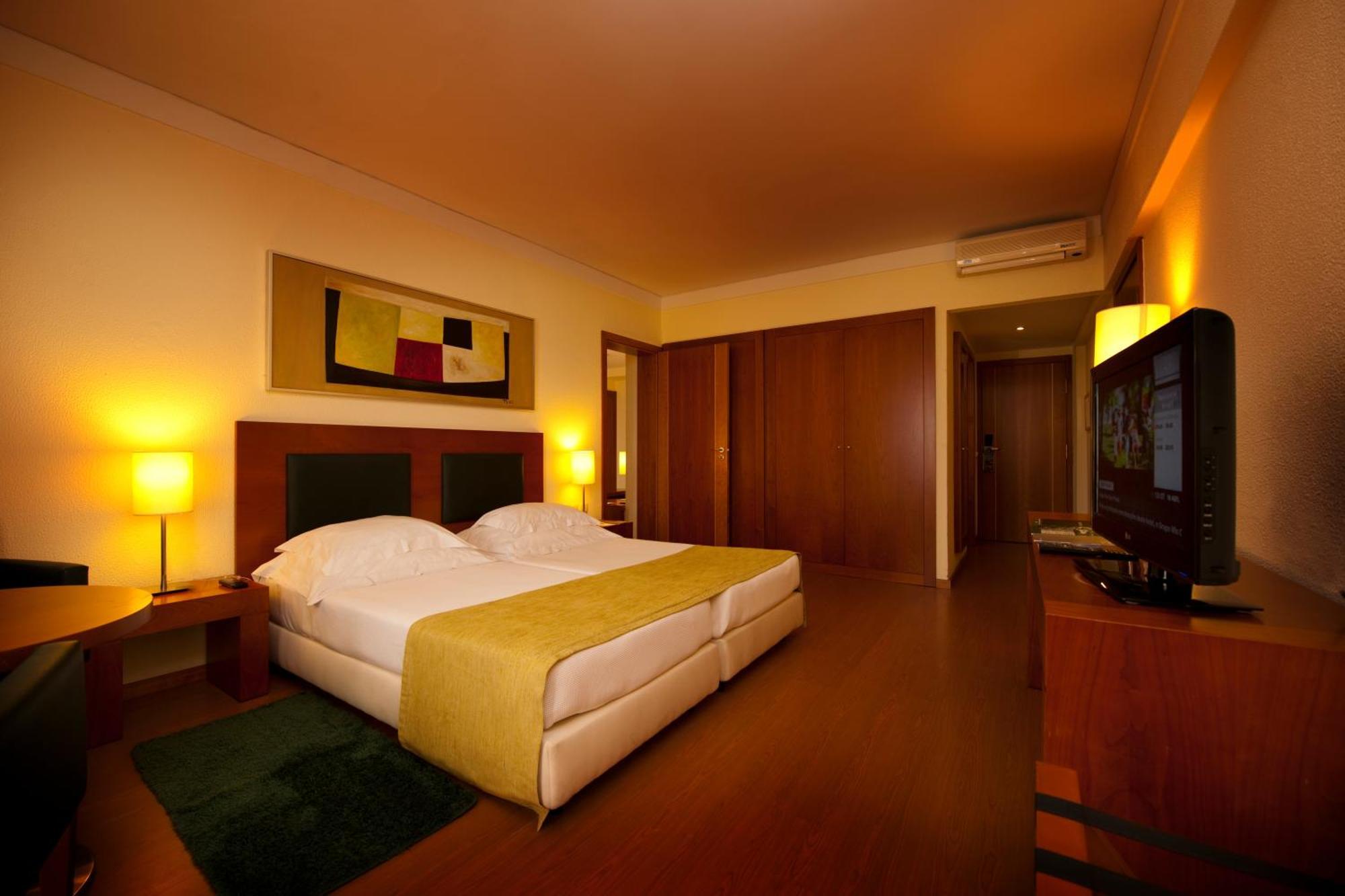 Quarto com 2 Camas de Solteiro com Cama Extra (3 Adultos)