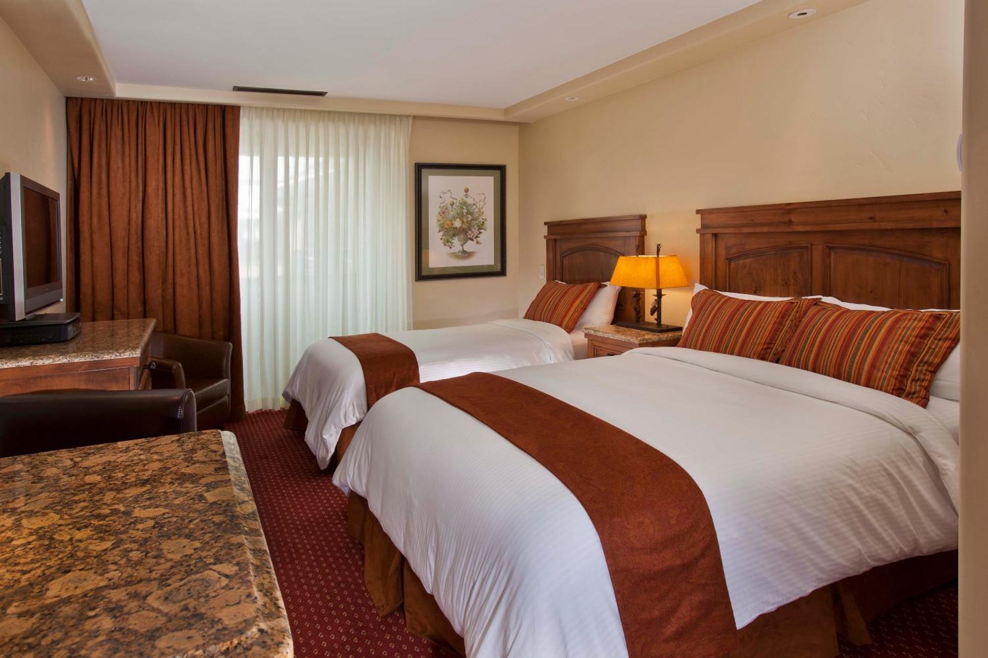 Standard Queen Twin Room