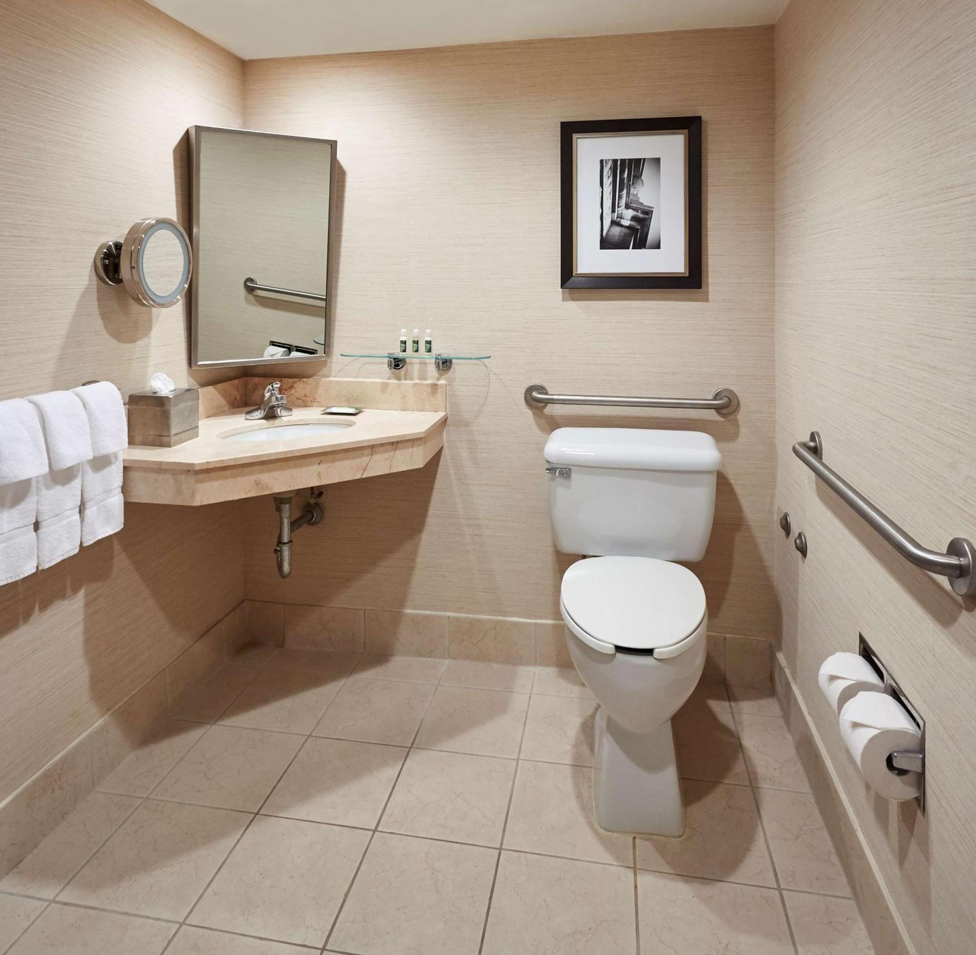 Queen Room - Mobility Accessible/Non-Smoking