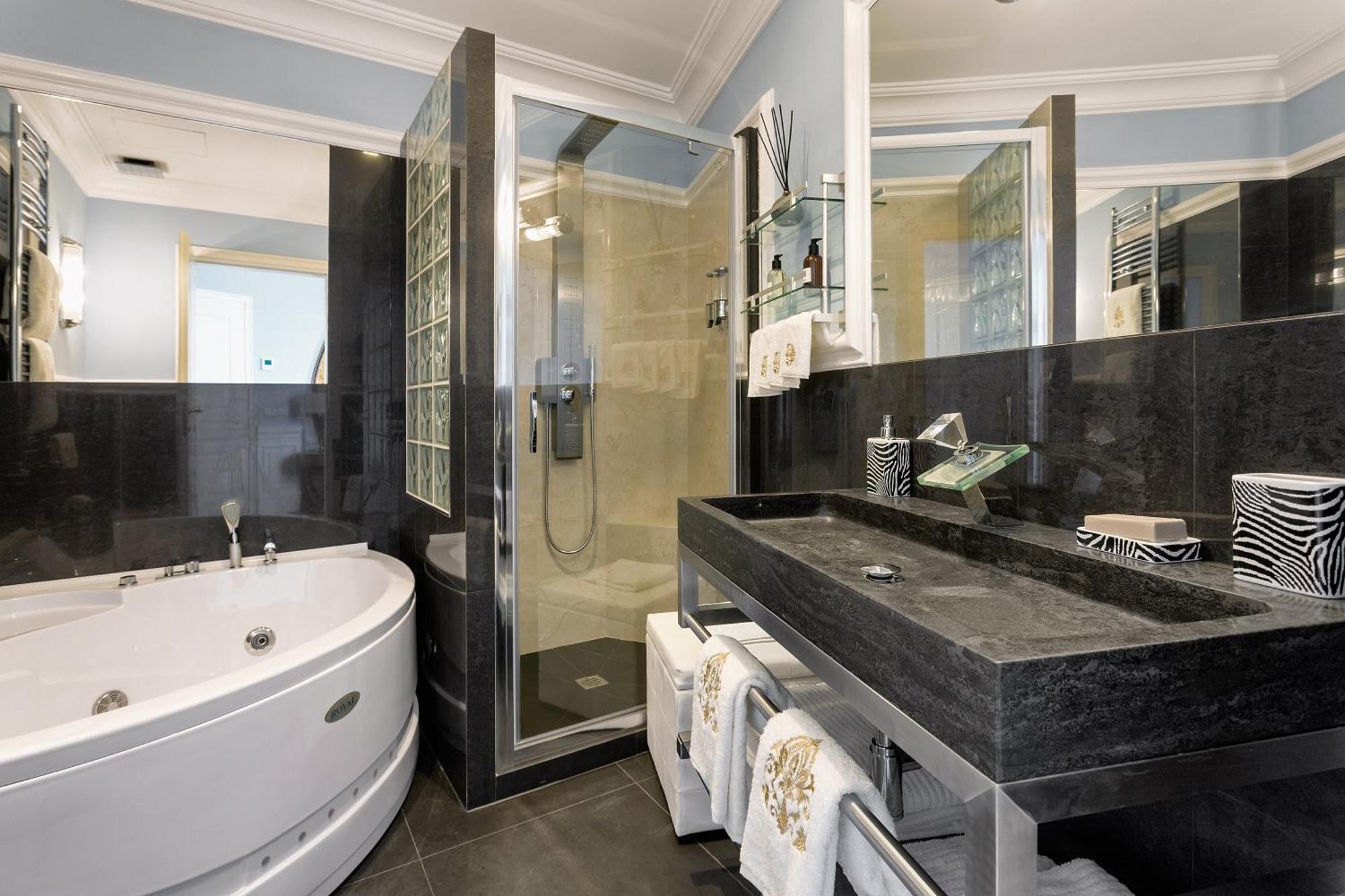 Deluxe King Room City View