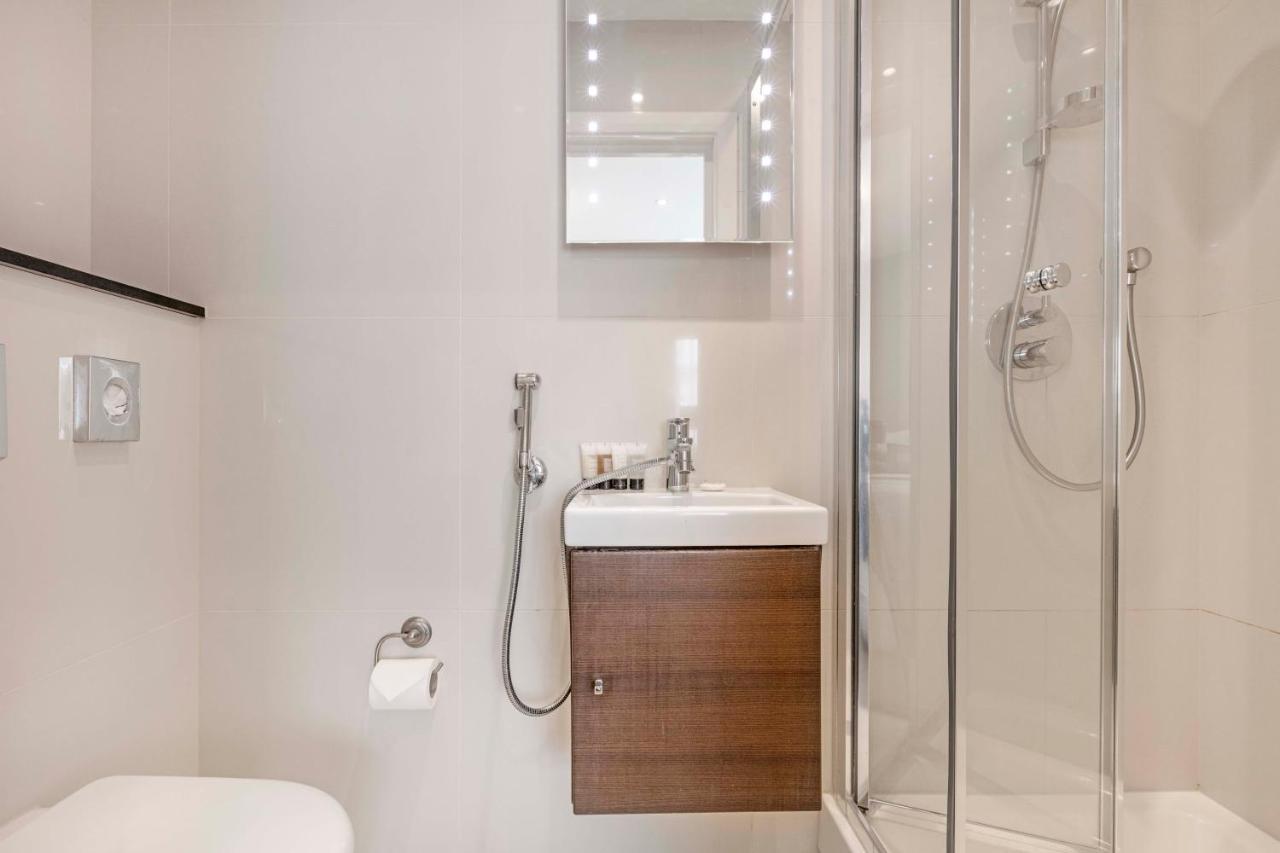 Deluxe Three-Bedroom Apartment