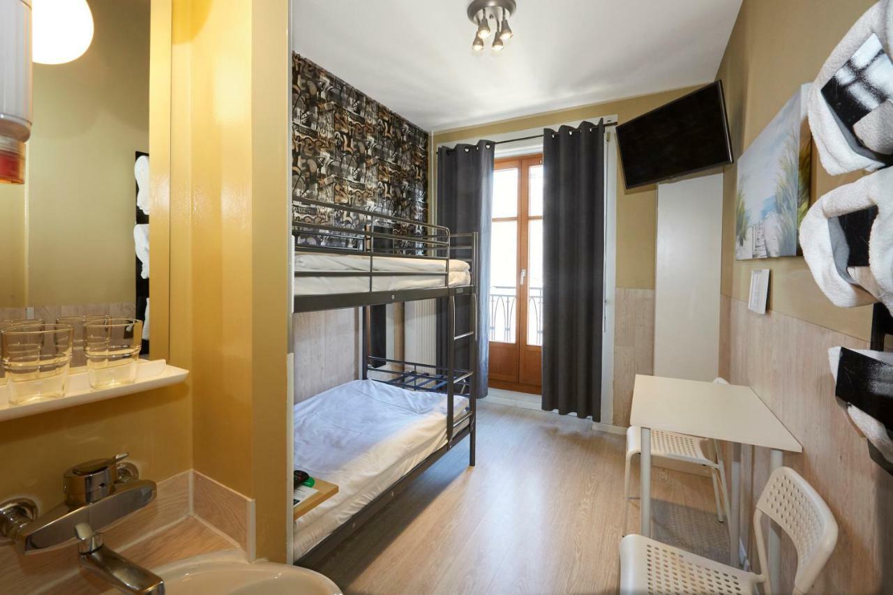 Habitación con literas y baño compartido