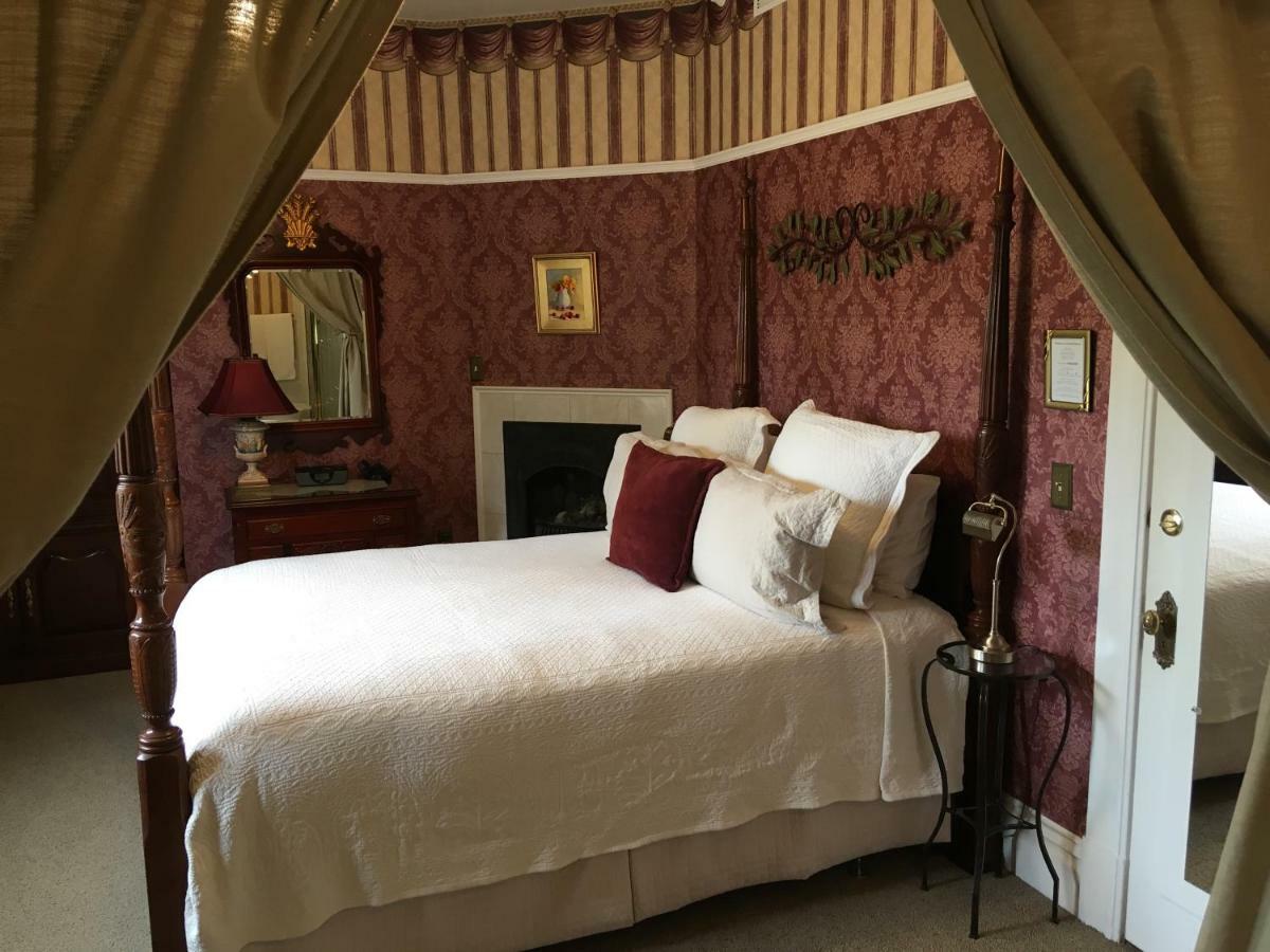 Deluxe Queen Suite