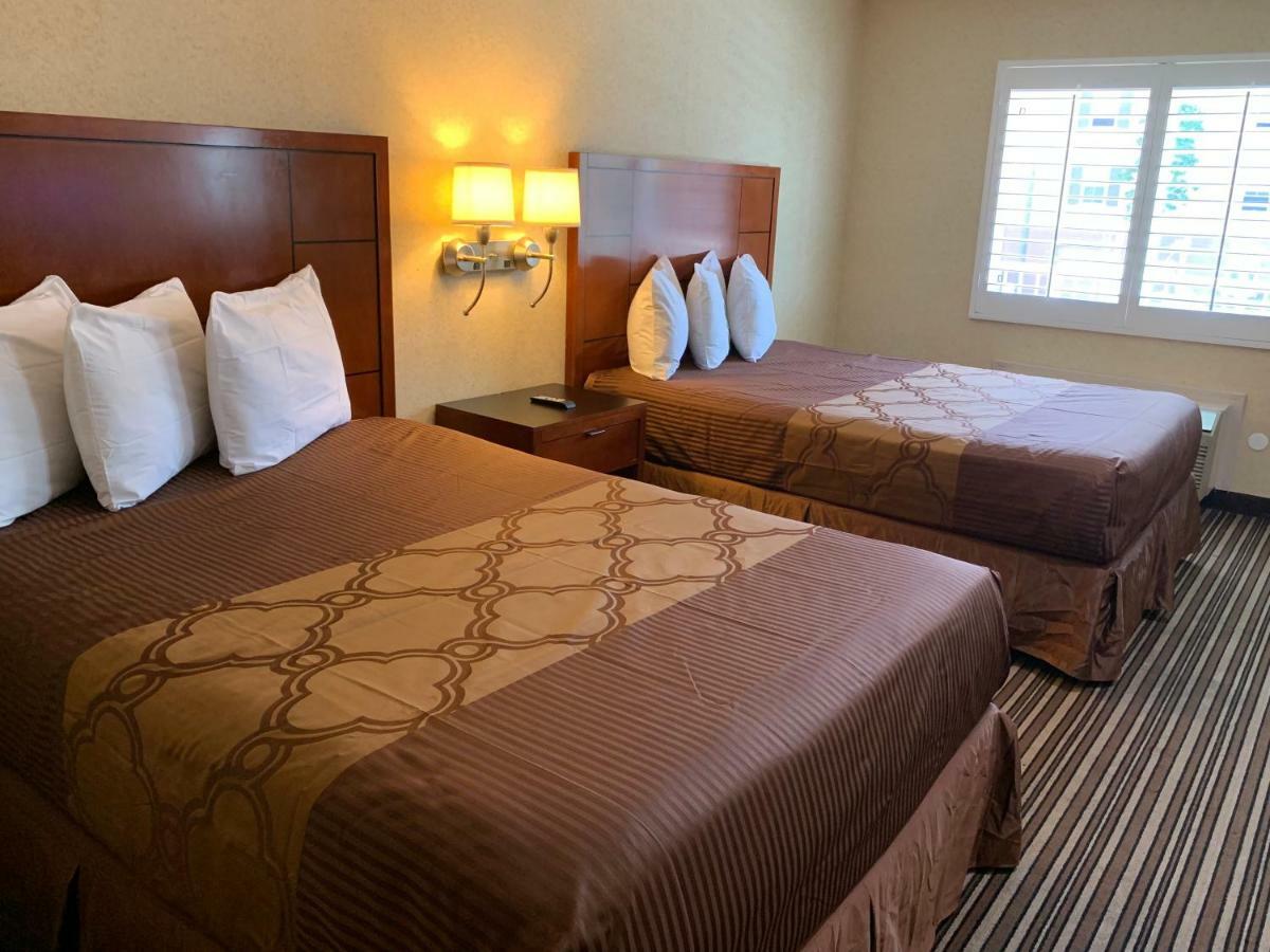 Queen Room with Two Queen Beds - Non-Smoking,1211524963:JPEG