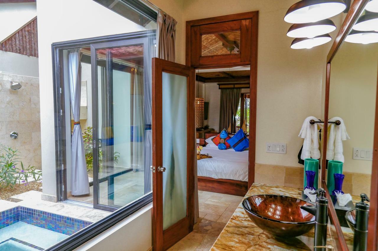 Suite with Private Pool,793378521:JPEG