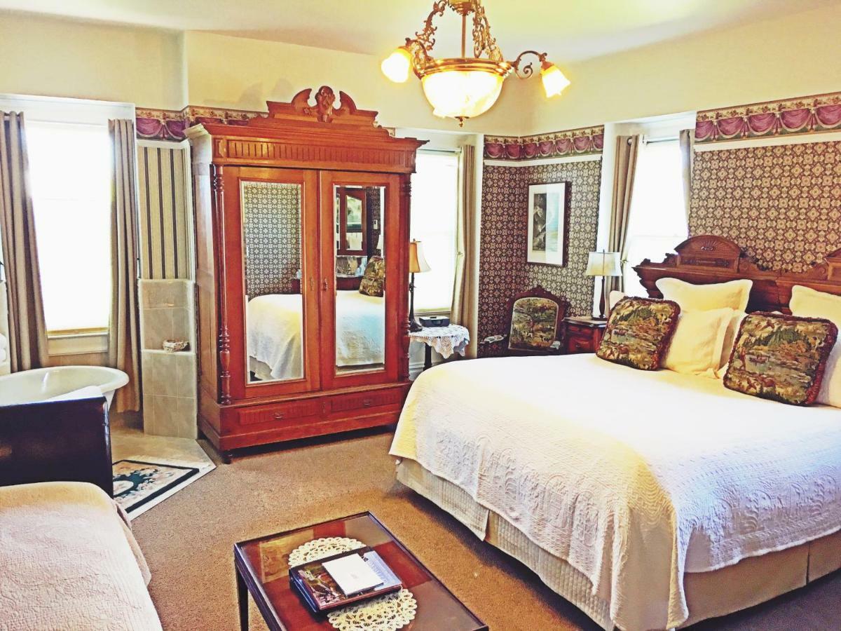 Deluxe King Suite