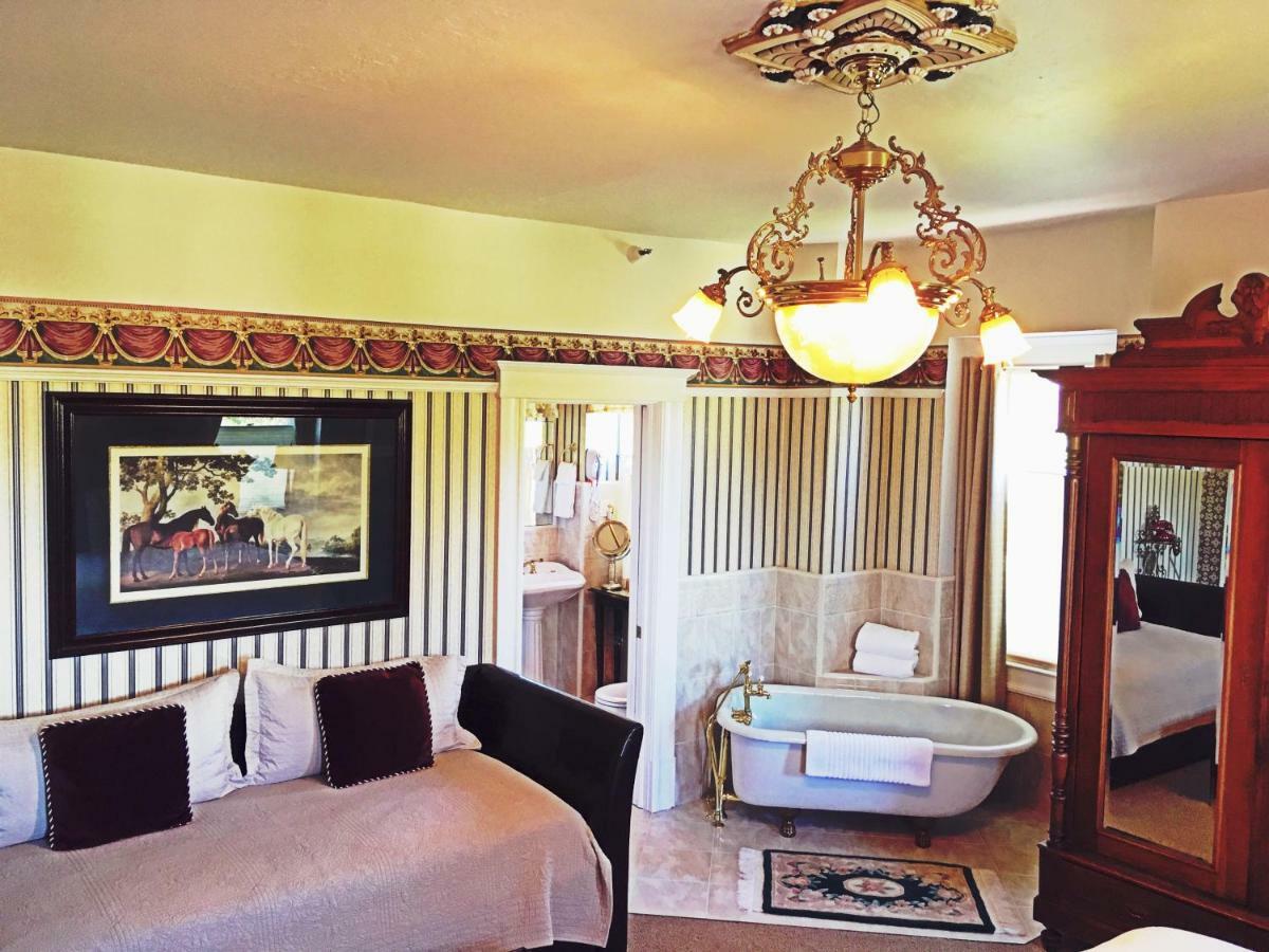 Deluxe King Suite