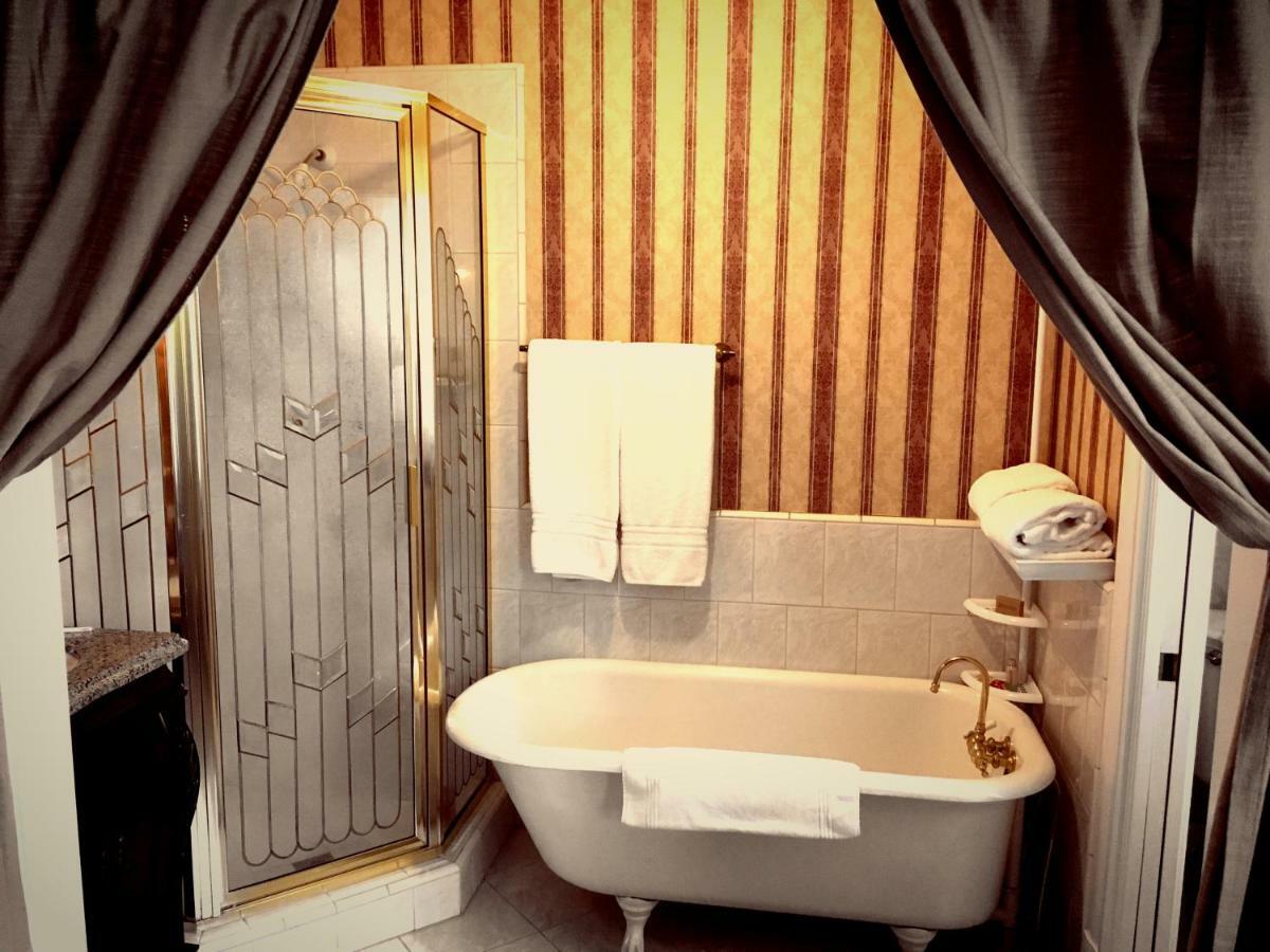 Deluxe Queen Suite