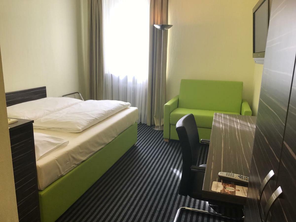 Standard Triple Room French Bed,813415287:JPEG