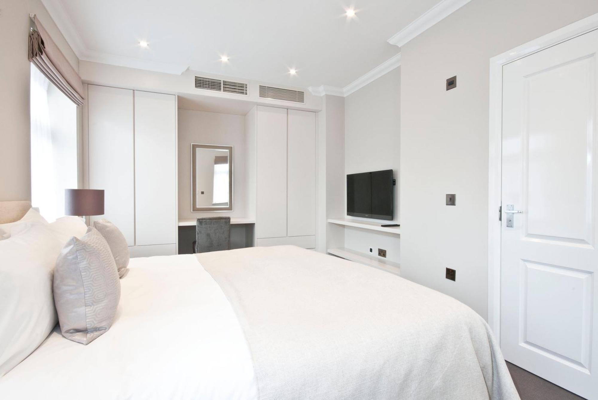 Deluxe Three-Bedroom Apartment