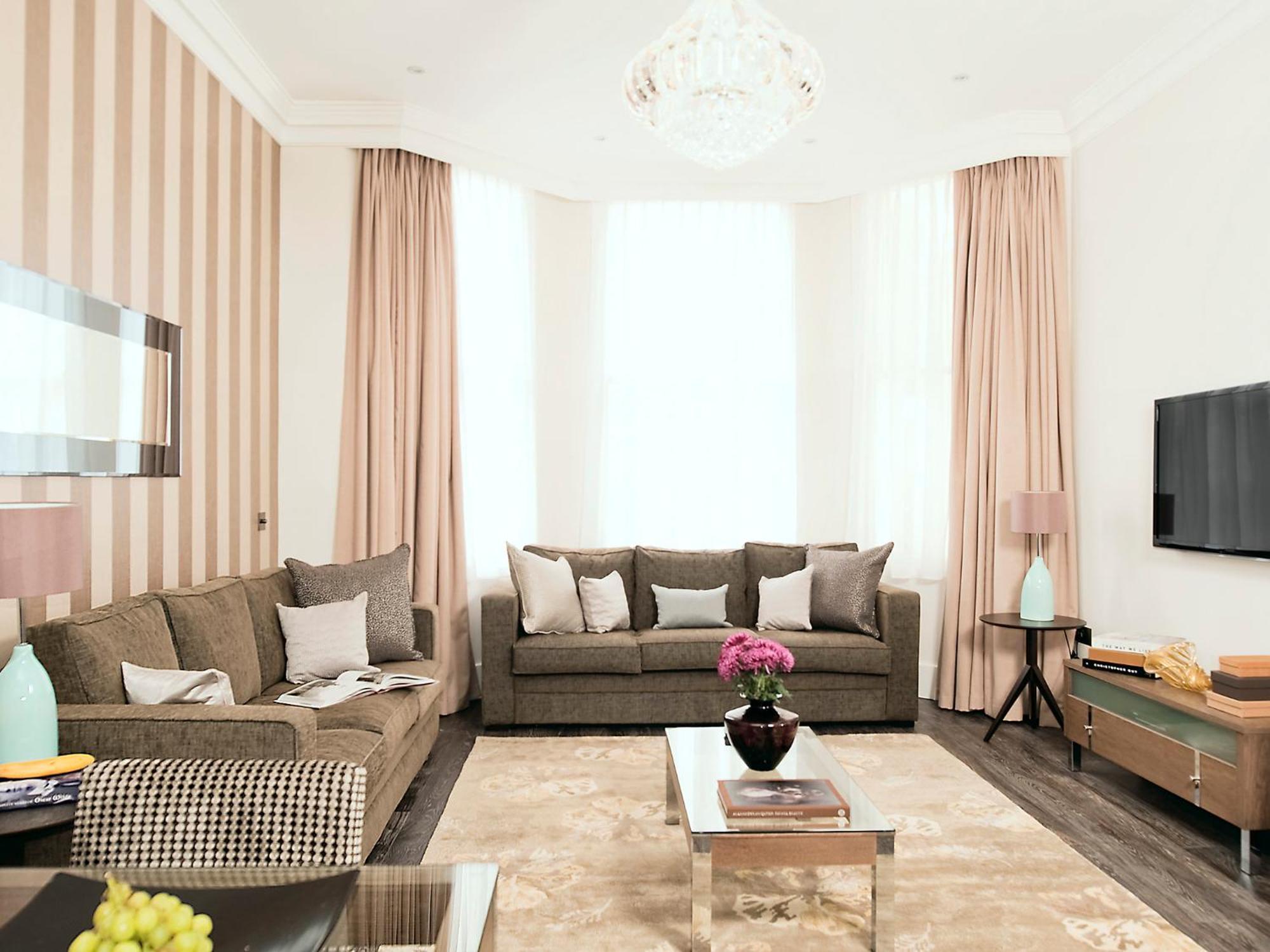 Deluxe One-Bedroom Apartment