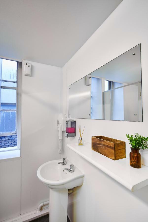 Lit dans Dortoir Mixte de 8 Places avec Salle de Bains Commune Extérieure