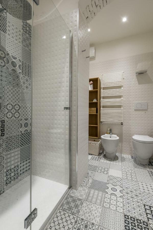 Deluxe Double Room Shower
