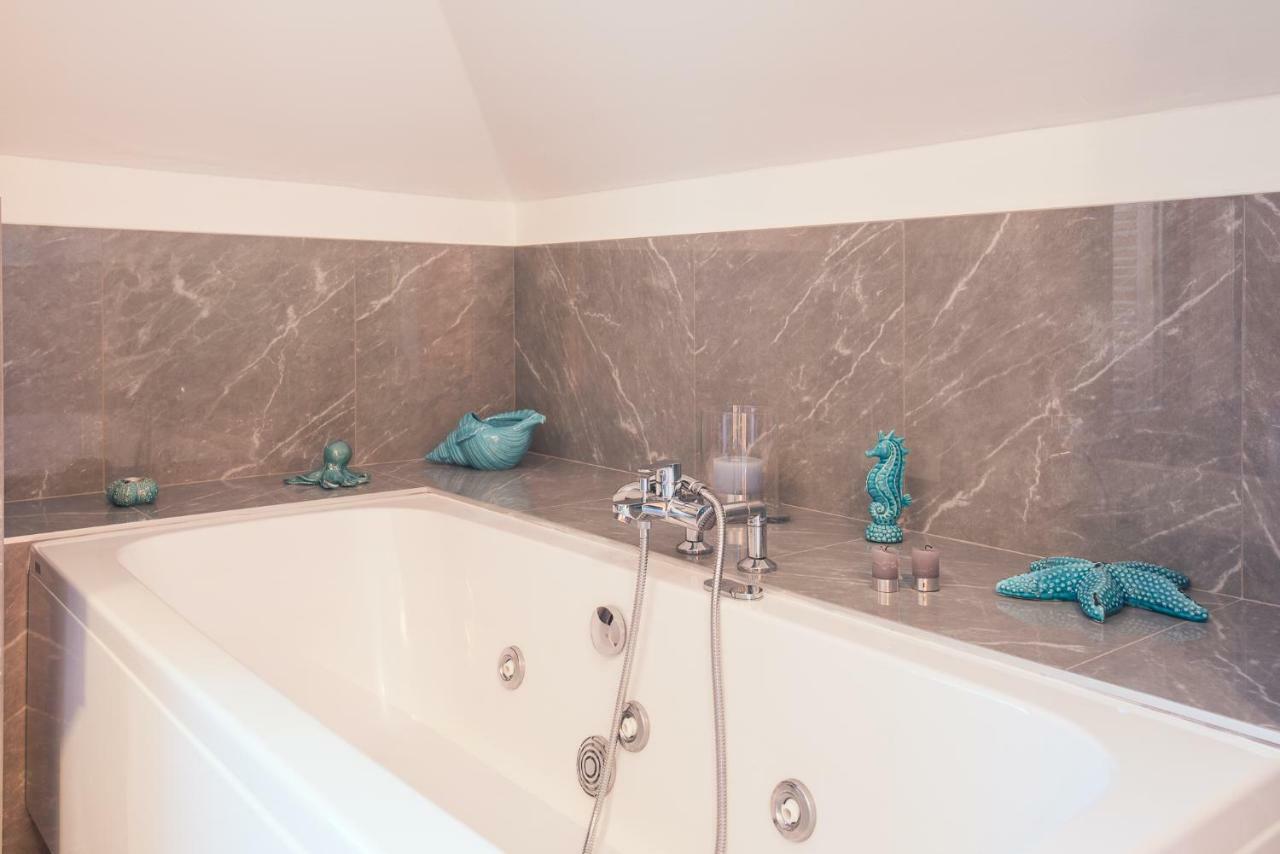 Deluxe Suite Spa Bath