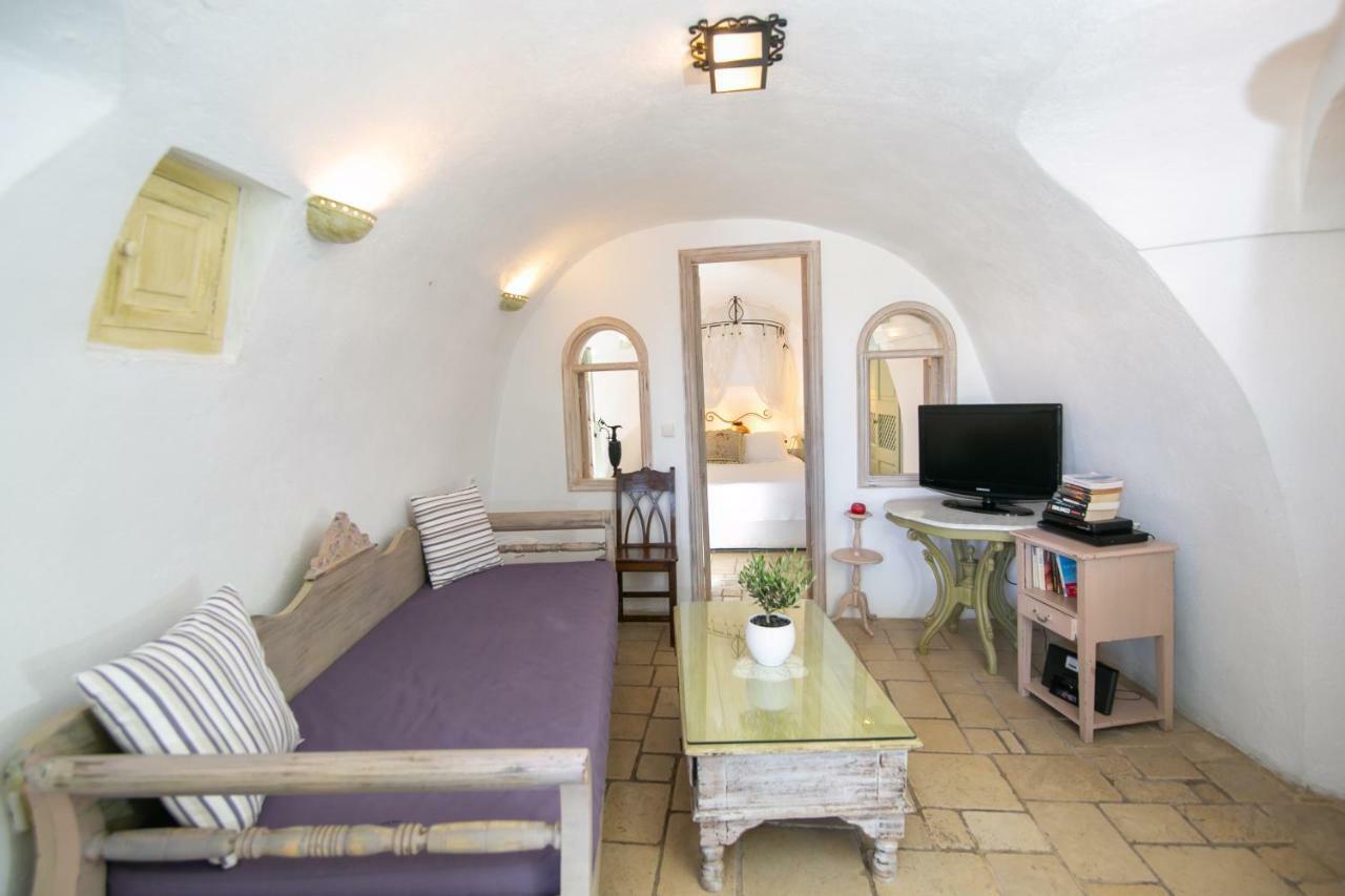Elegant Cave Suite with Caldera View