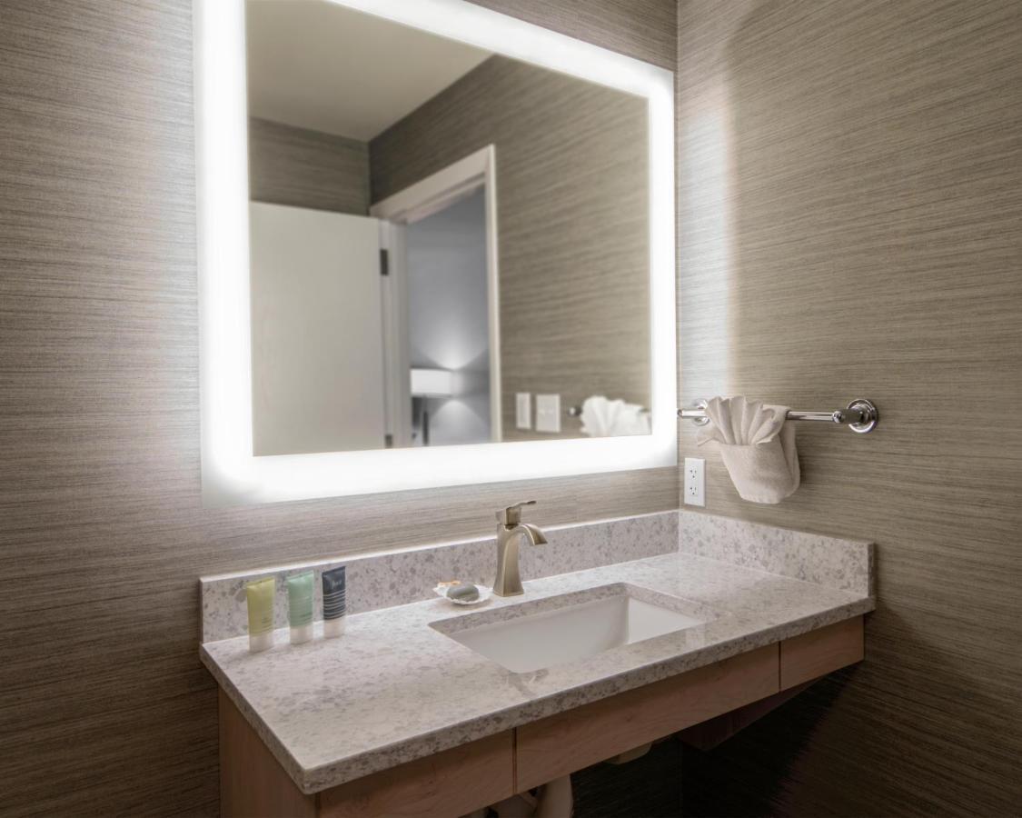 Traditional Queen Patio No Pets Allowed