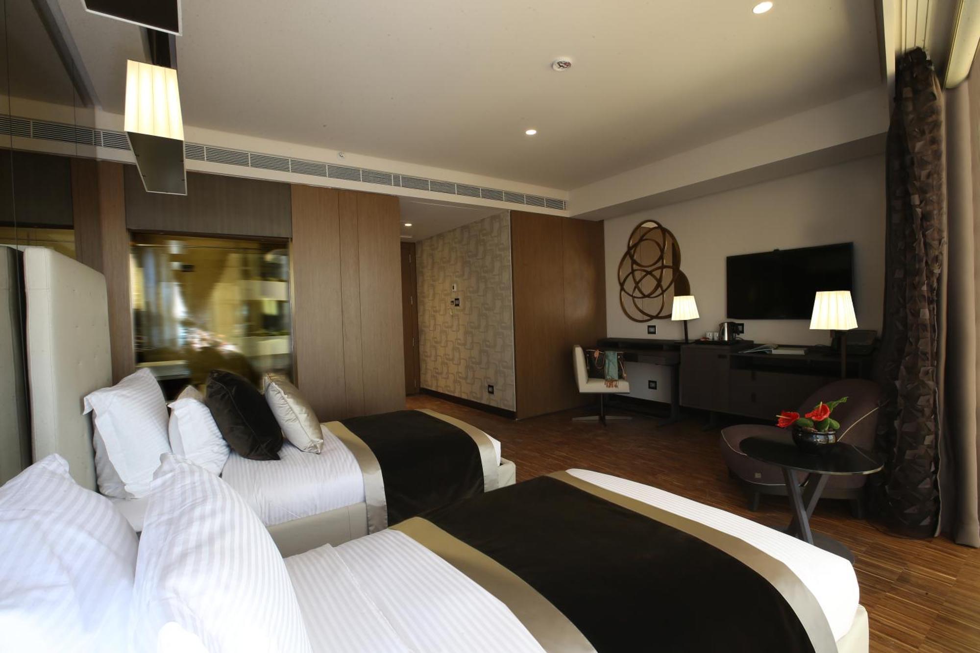 Deluxe Elegant Sea View Room