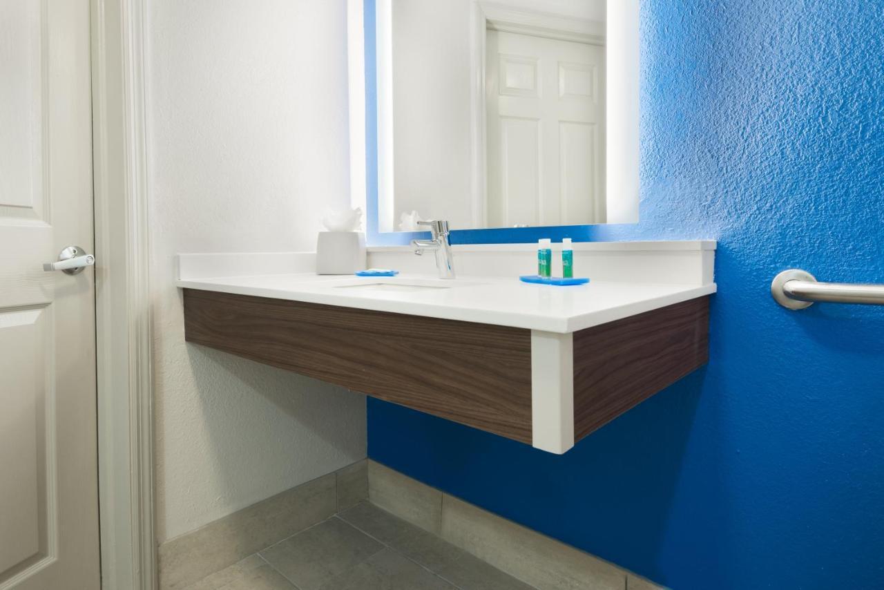 Suite with Mobility Accessible Tub - Non-Smoking,1276528780:JPEG