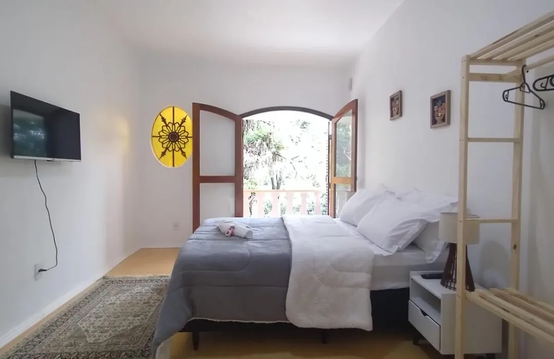 Suíte Romântica premiada com linda vista de varanda em Petrópolis!-1