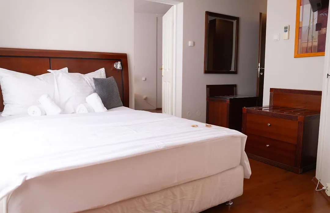 Hotel Attaché-1