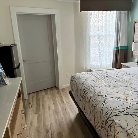 New 2026-Ocean Sands Beach Boutique Inn-24Hr Sauna And Salt-Mineral Pool-Free Beach Bikes And Famous Beach-Fresh Baked Cookies-Popcorn-In Room Bathrobes-Sunscreen-65 Inch Tvsnetflix-Bedside Candy-Free Laundry- 4 Grand Black Beds-Call & Save-1-252-Aha-3