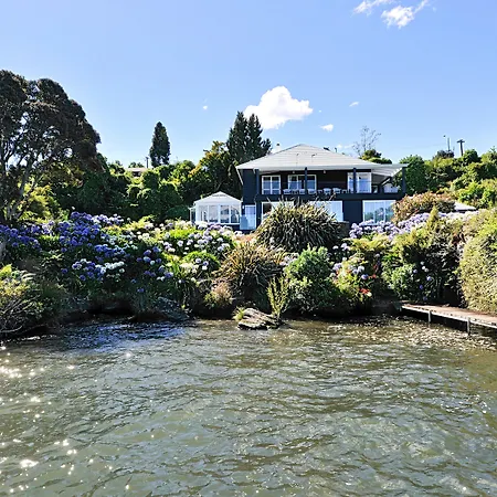 Black Swan Lakeside Boutique Hotel-3