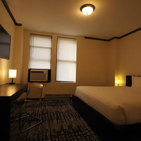 Night Hotel Broadway-2