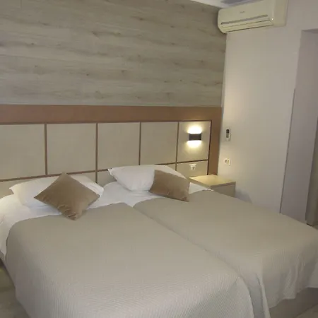 Freddy'S Hotel-2