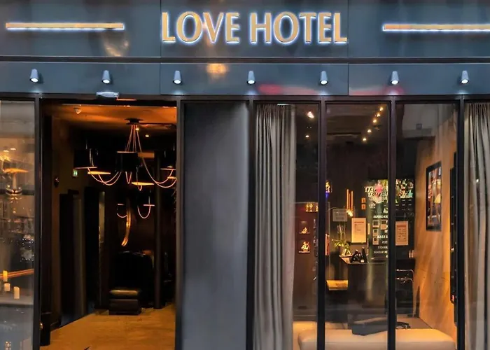 Hôtel accueillant les animaux: Love Hotel Avec Nuit Insolite Au Dandy Et Jacuzzi Privatise (Adults Only)