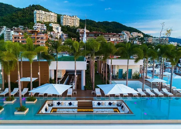 Pet Friendly hotel: Pier 57 - 510 Luxury Rooftop 2 Bedroom Condo In Romantic Zone