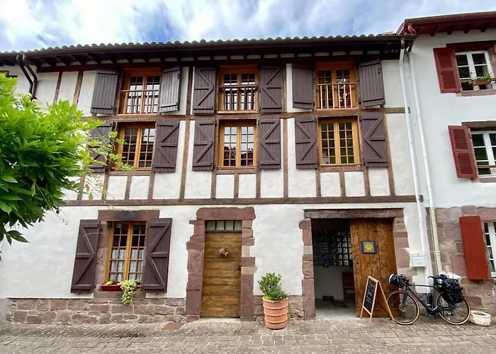 Hotel pres du College: Gite de la Porte Saint Jacques: a hostel for pilgrims