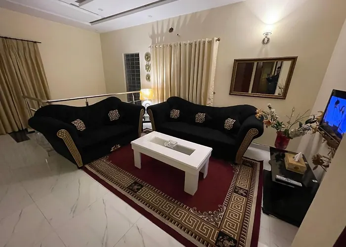 Pet Friendly hotel: 1 Bed House - Sleeps 2 - Pets - Parking - Wifi