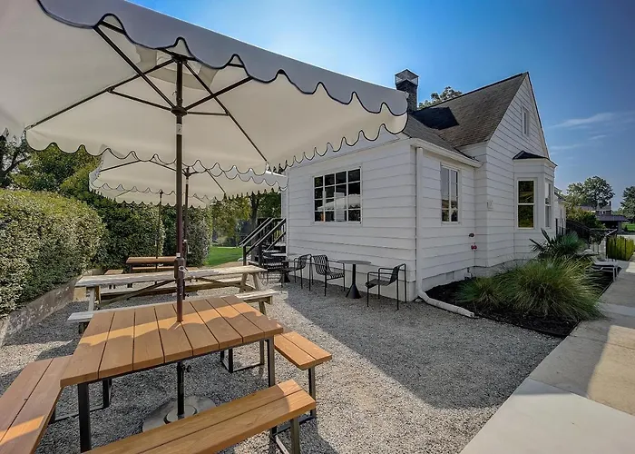 Hotel near College: Modal