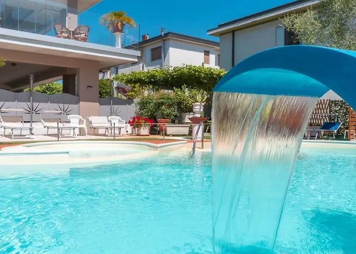 Hotel sulla spiaggia: Hotel Benaco