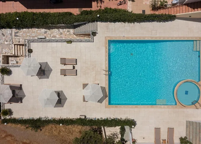Hotel met zwembad: Adonis Hotel