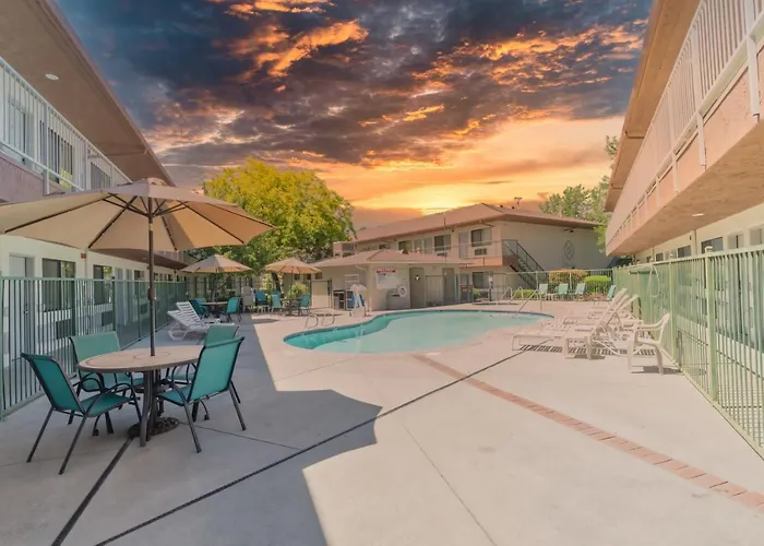 Pet Friendly hotel: The Oakhurst Inn At Yosemite