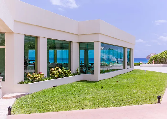 Pet Friendly hotel: Park Royal Beach Cancun