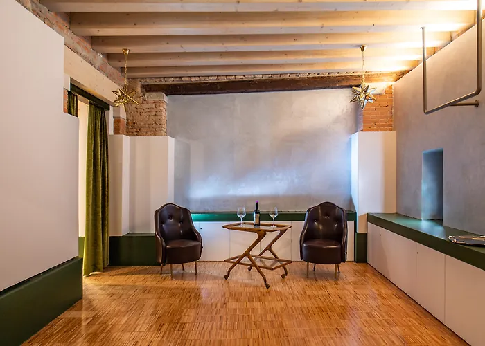 Pet Friendly hotel: Locanda Leon Bianco On The Grand Canal