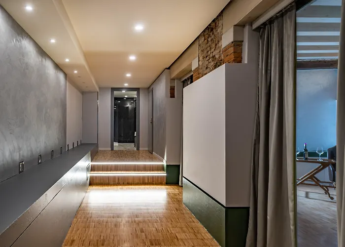 Pet Friendly hotel: Locanda Leon Bianco On The Grand Canal