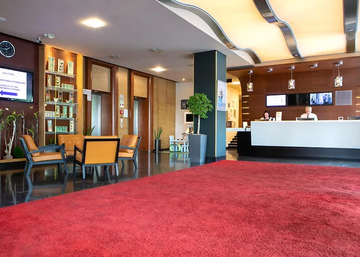 Hotel near College: Novotel Budapest Danube