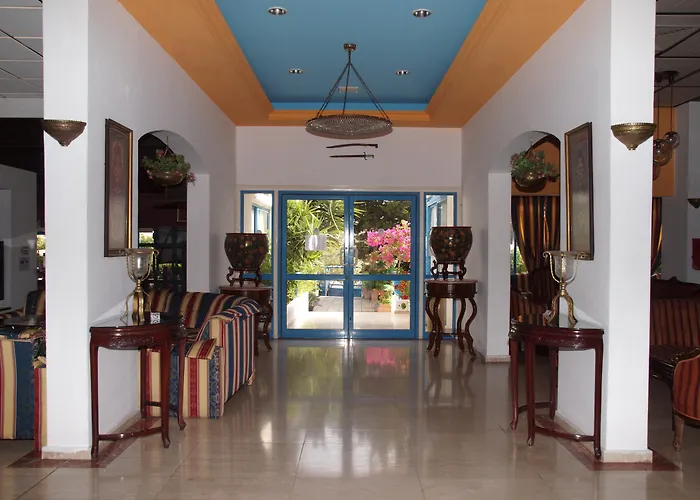 Hotel near College: Paphiessa Hotel & Apartments