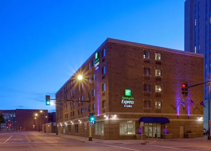 Jacuzzi hotel: Holiday Inn Express Hotel & Suites Minneapolis-Downtown Convention Center By Ihg