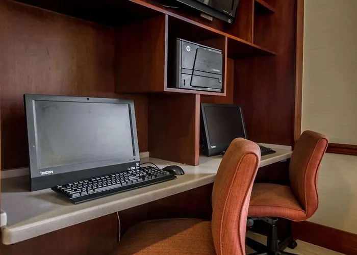 Hotel with Tennis: Quality Inn & Suites Biltmore East