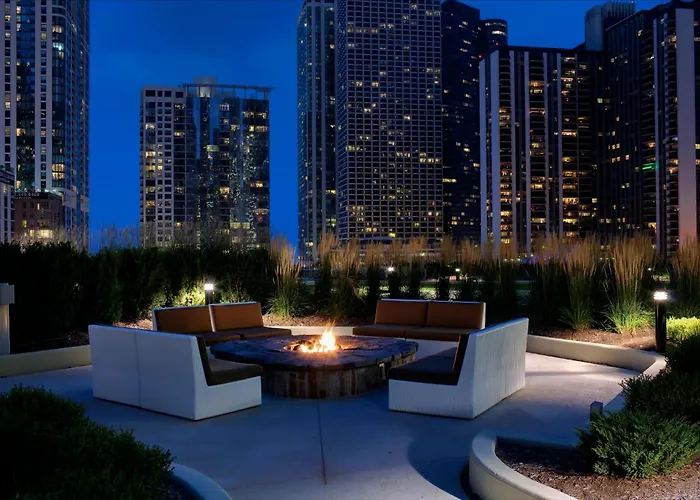 Hotel with pool: Radisson Blu Aqua Hotel, Chicago