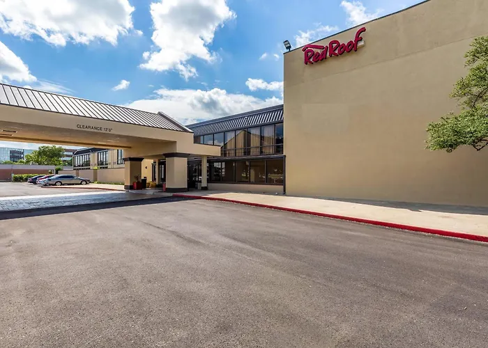 Pet Friendly hotel: Red Roof Inn Plus & Suites Houston - Iah Airport Sw